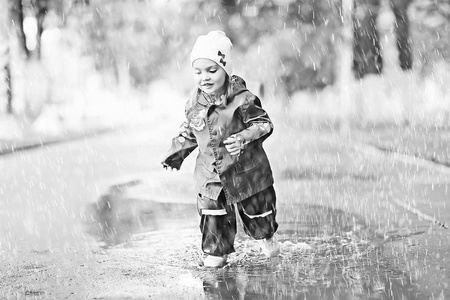 在多雨的公园里的小女孩