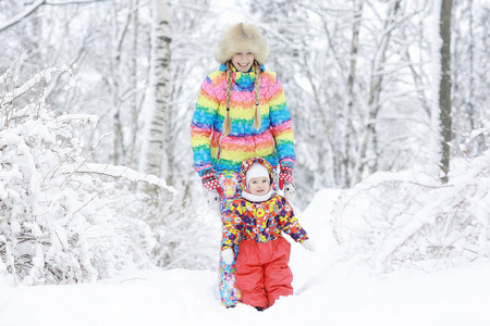 母亲和小女儿在冬季公园