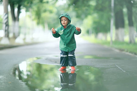 在多雨的公园里的小女孩