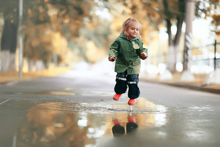 在多雨的公园里的小女孩