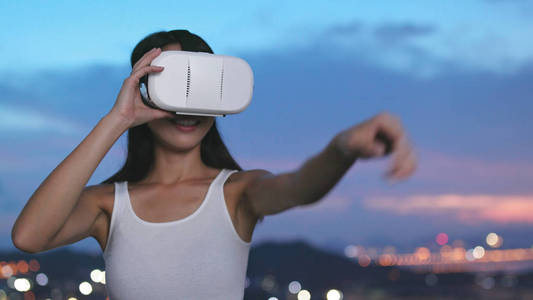 女人看与 Vr 设备