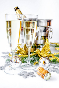 香槟和圣诞饰品白色背景上的眼镜