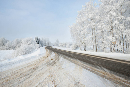 在白雪皑皑的乡间道路上的足迹