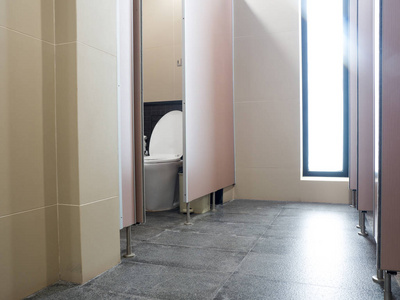 与厕所在后台打开的门照片