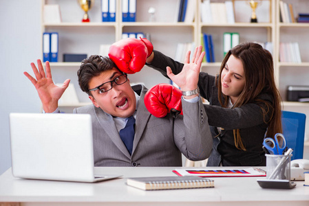 男人和女人之间的办公室冲突