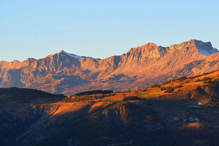 视图的法国阿尔卑斯山的山峰