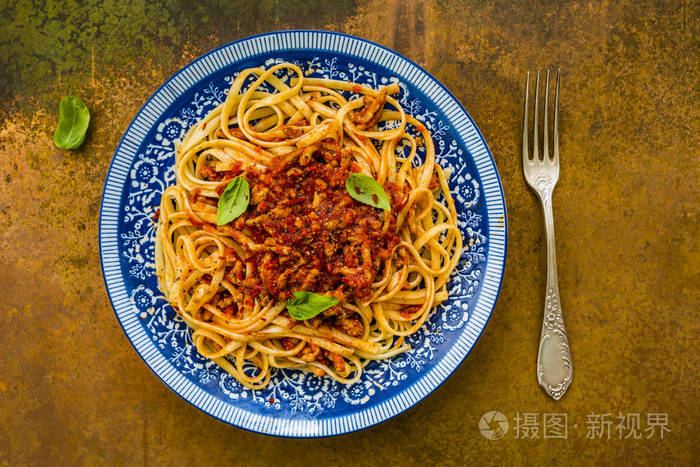 用草药面食肉酱意大利食品上老式背景