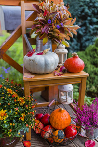 南瓜和秋装饰木制露台上图片