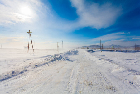 有道路标志的危险雪道, 在暴风雪或暴风雪中行驶汽车和公共交通在农村道路上能见度差