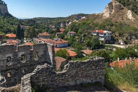 沙金字塔 废墟的中世纪堡垒和索非亚地区 Melnik 镇的全景图