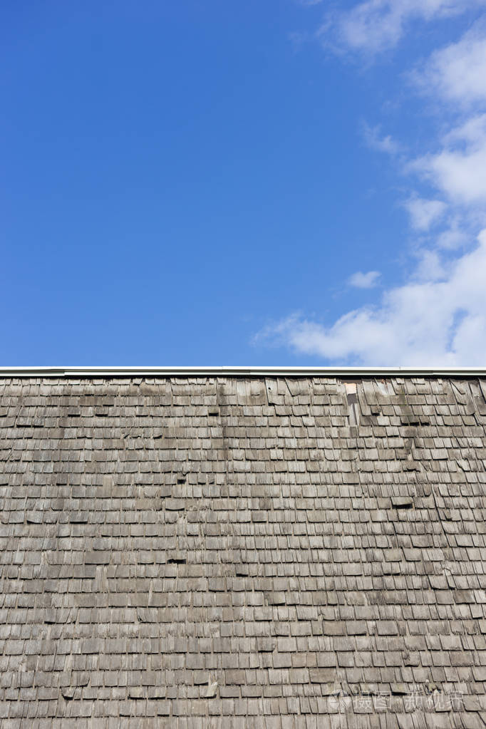 破旧的木瓦屋顶，以防湛蓝的天空，云
