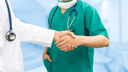 医生握手。医疗人团队合作