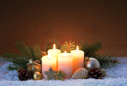 圣诞节装饰和四燃烧的来临蜡烛图片