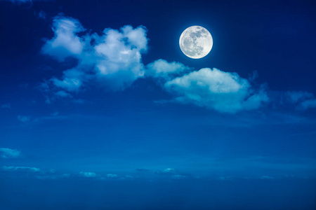 景观的夜晚的天空,与美丽的满月,宁静自然背景夜晚的天空,皎洁的月亮