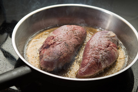 鸭肉上格栅灯盘。禽肉准备着烧烤架上。新鲜 美味 香辣菜在厨房与副本空间特写和副本空间