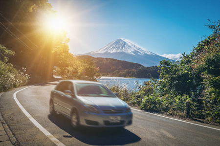 汽车驾驶日本富士山附近与运动模糊