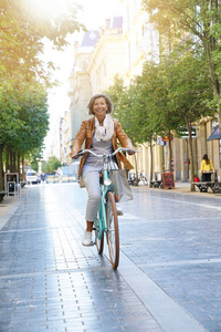 高级女人骑城市自行车
