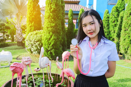 年轻学生的女孩制服和控股