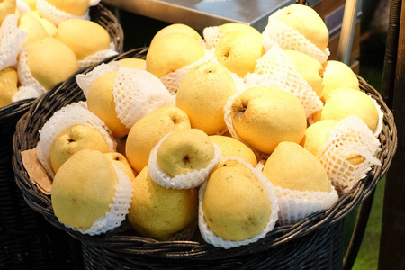 许多亚洲梨在篮子里在市场水果背景或纹理