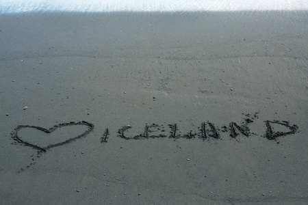 像冰岛这样的沙滩上的铭文