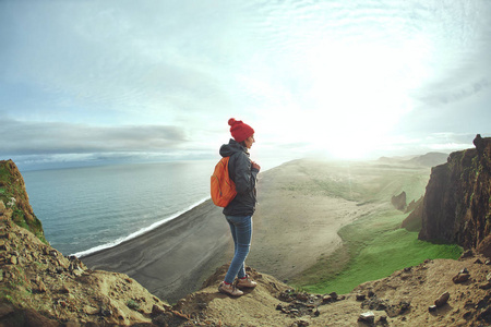 性格开朗的女人走路和在冰岛的自然构成