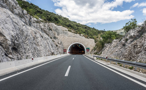 穿山隧道图片