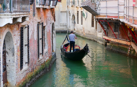 运河上贡多拉船夫西游照片
