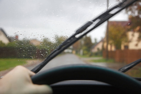 在下雨天驾驶的车