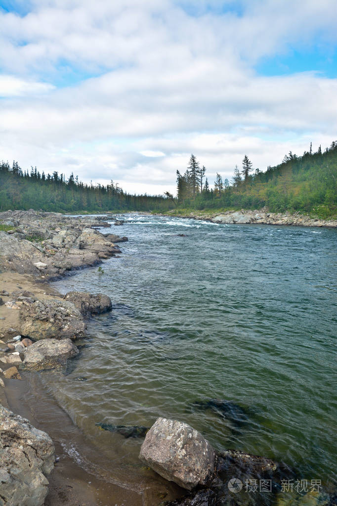 乌拉尔河多岩石的海岸