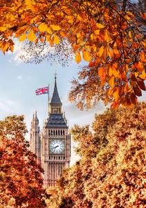 在伦敦，英格兰，英国大本钟反对秋天叶