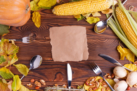 秋天的蔬菜从上面观一袋和褐色的木制圆桌概念