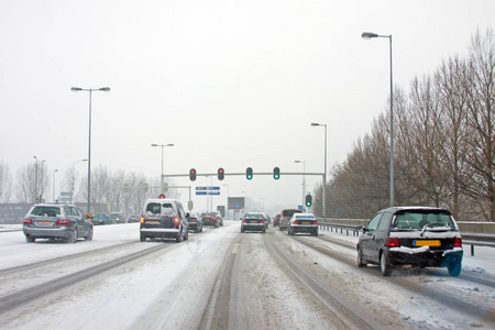在一场暴风雪在阿姆斯特丹在冬季驾车在 Neth