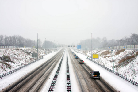 在 A9 公路在一场暴风雪在冬季驾车在