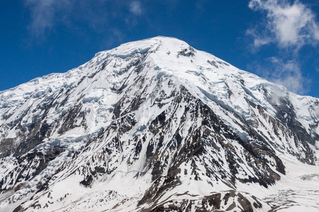 雪 Mt 乔峰喜马拉雅山脉尼泊尔美丽的白雪皑皑的山上衣和蓝色的天空的顶端