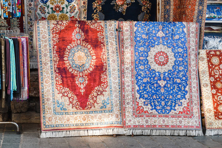 两个彩色真丝地毯和地毯店在土耳其的伊斯坦布尔巴扎尔