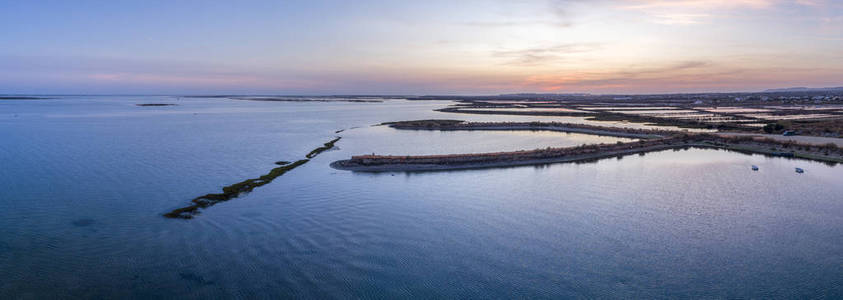 Olhao 盐沼入口，到河口福尔摩沙天然公园海滨日落空中全景海景视图。阿尔加维