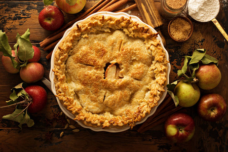 苹果馅饼用秋天叶子装饰
