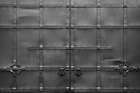 钢制黑色大门。对称和孤立