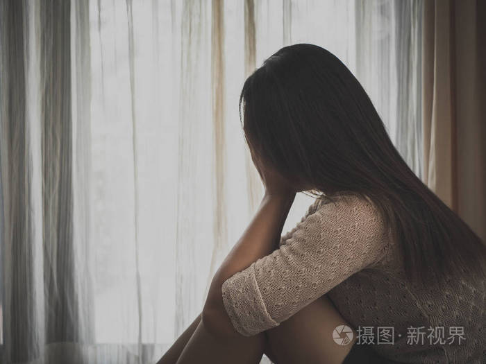 女生抱膝哭泣背影图片