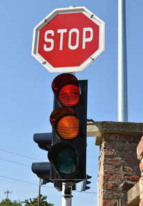 停止标志和在道路交叉口的红光图片