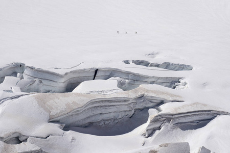 冰川的裂缝和塔林在勃朗峰的雪场