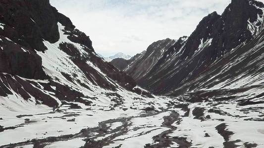 山雪与谷在智利圣地亚哥举行的景观