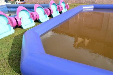 有趣的娱乐为孩子儿童游泳池与船, 户外复制空间