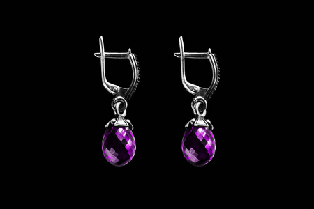 孤立的紫水晶耳环