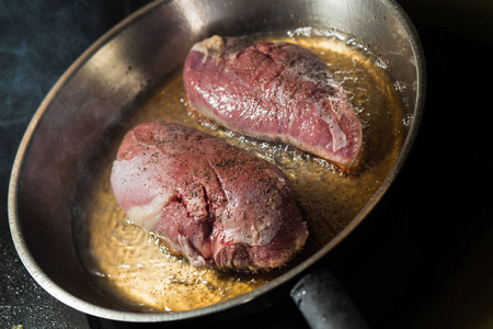 鸭肉上格栅灯盘。禽肉准备着烧烤架上。新鲜 美味 香辣菜在厨房与副本空间特写和副本空间