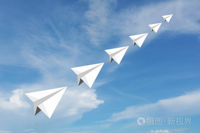 精神在蓝蓝的天空背景上的纸飞机照片-正版商用图片0zfii3-摄图新视界