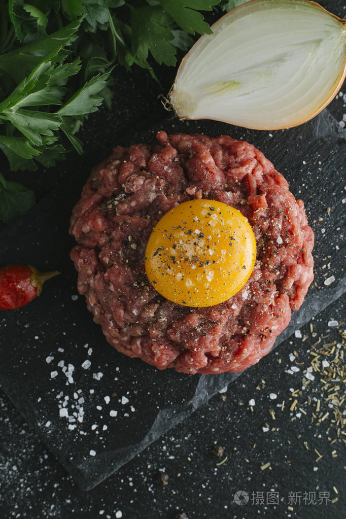 鞑靼牛排.生牛肉剁碎肉与香料, 香草和蛋黄.