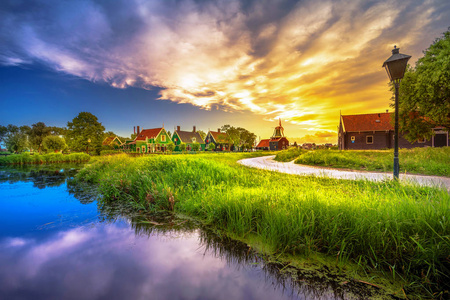 传统的村庄，在日落时，与荷兰的风车 桥 河上桑斯安斯 Schans，荷兰，荷兰