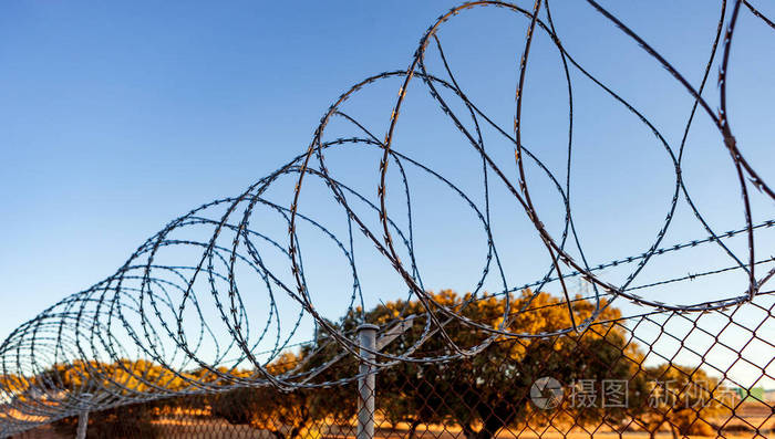 用带刺的铁丝网围栏