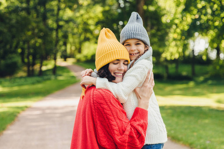 拥抱寻找多情好寻找年轻妈妈拥抱她唯一的女儿,有温暖的关系,很高兴有